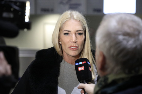 Sarah Kern vor dem Abflug ins Dschungel-Camp 2024 in Frankfurt