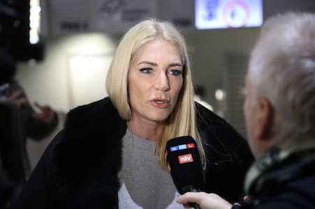 Sarah Kern vor dem Abflug ins Dschungel-Camp 2024 in Frankfurt