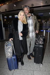 Sarah Kern vor dem Abflug ins Dschungel-Camp 2024 in Frankfurt