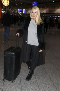 Sarah Kern vor dem Abflug ins Dschungel-Camp 2024 in Frankfurt