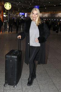 Sarah Kern vor dem Abflug ins Dschungel-Camp 2024 in Frankfurt