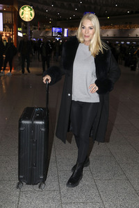 Sarah Kern vor dem Abflug ins Dschungel-Camp 2024 in Frankfurt