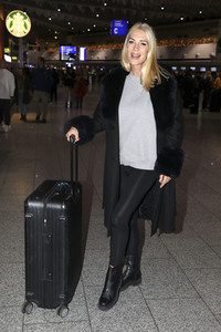 Sarah Kern vor dem Abflug ins Dschungel-Camp 2024 in Frankfurt