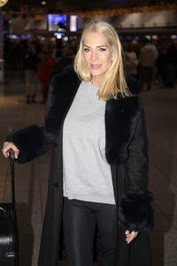 Sarah Kern vor dem Abflug ins Dschungel-Camp 2024 in Frankfurt