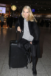Sarah Kern vor dem Abflug ins Dschungel-Camp 2024 in Frankfurt