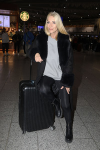 Sarah Kern vor dem Abflug ins Dschungel-Camp 2024 in Frankfurt
