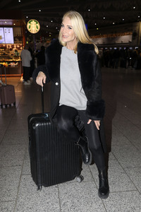 Sarah Kern vor dem Abflug ins Dschungel-Camp 2024 in Frankfurt