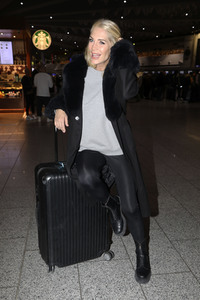 Sarah Kern vor dem Abflug ins Dschungel-Camp 2024 in Frankfurt