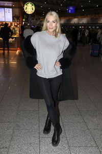 Sarah Kern vor dem Abflug ins Dschungel-Camp 2024 in Frankfurt