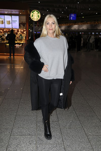 Sarah Kern vor dem Abflug ins Dschungel-Camp 2024 in Frankfurt
