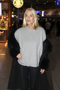 Sarah Kern vor dem Abflug ins Dschungel-Camp 2024 in Frankfurt