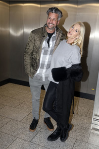 Sarah Kern vor dem Abflug ins Dschungel-Camp 2024 in Frankfurt