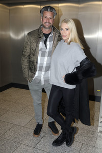 Sarah Kern vor dem Abflug ins Dschungel-Camp 2024 in Frankfurt