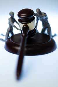 Symbolfoto Richterhammer und Auktionshammer