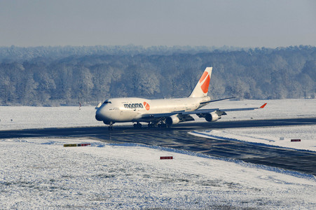 Winterdienst auf dem Flughafen Köln/Bonn