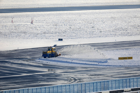 Winterdienst auf dem Flughafen Köln/Bonn