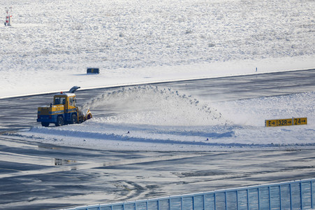Winterdienst auf dem Flughafen Köln/Bonn
