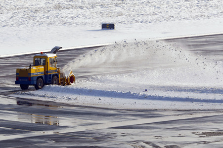 Winterdienst auf dem Flughafen Köln/Bonn