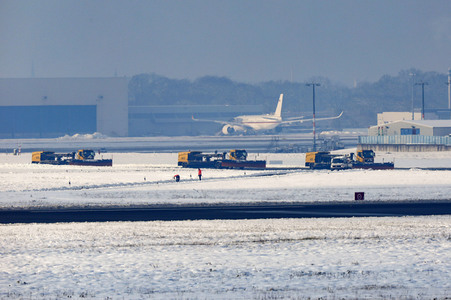Winterdienst auf dem Flughafen Köln/Bonn