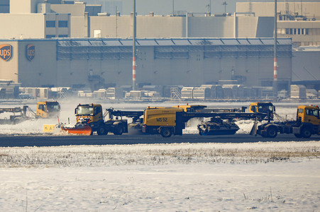 Winterdienst auf dem Flughafen Köln/Bonn