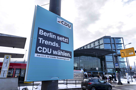 Wahlplakate zur teilweisen Wiederholungswahl in Berlin