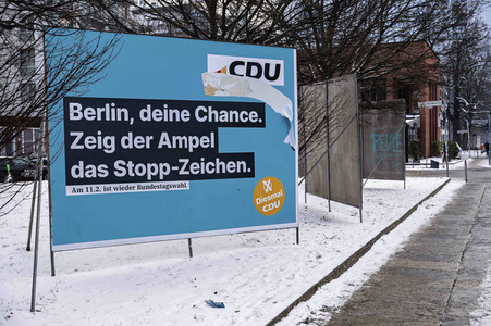 Wahlplakate zur teilweisen Wiederholungswahl in Berlin