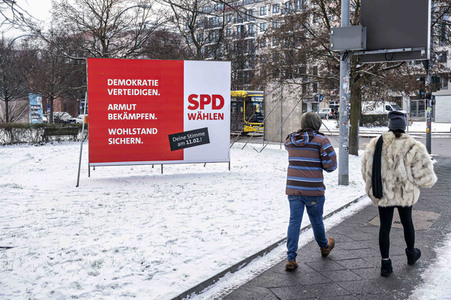 Wahlplakate zur teilweisen Wiederholungswahl in Berlin