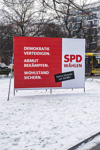 Wahlplakate zur teilweisen Wiederholungswahl in Berlin