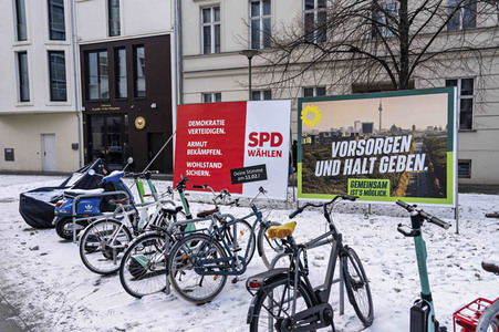 Wahlplakate zur teilweisen Wiederholungswahl in Berlin
