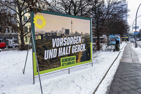 Wahlplakate zur teilweisen Wiederholungswahl in Berlin