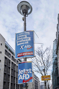 Wahlplakate zur teilweisen Wiederholungswahl in Berlin