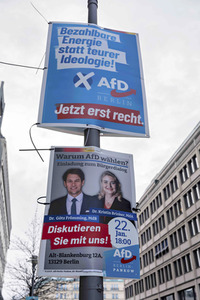 Wahlplakate zur teilweisen Wiederholungswahl in Berlin