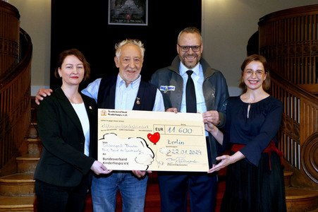 Fototermin Scheckübergabe mit Dieter Hallervorden in Berlin