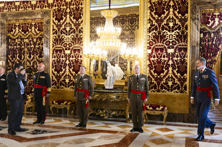 König Felipe von Spanien empfängt Offiziere in Madrid