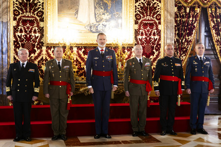 König Felipe von Spanien empfängt Offiziere in Madrid