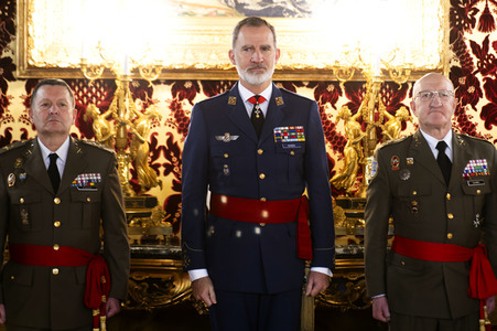 König Felipe von Spanien empfängt Offiziere in Madrid