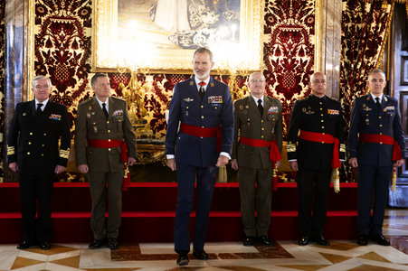 König Felipe von Spanien empfängt Offiziere in Madrid