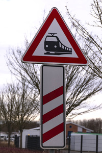 Symbolfoto Verkehrszeichen Bahnübergang