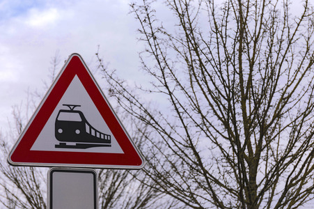 Symbolfoto Verkehrszeichen Bahnübergang