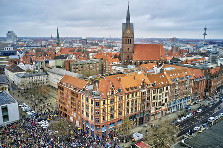 Bunt statt Braun-Demonstration in Hannover