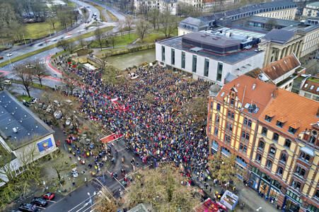 Bunt statt Braun-Demonstration in Hannover