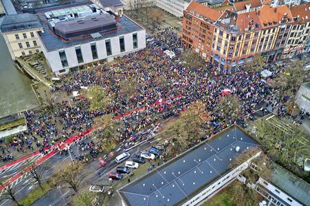 Bunt statt Braun-Demonstration in Hannover