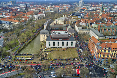 Bunt statt Braun-Demonstration in Hannover