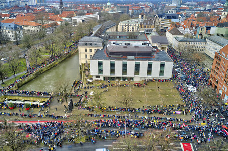 Bunt statt Braun-Demonstration in Hannover