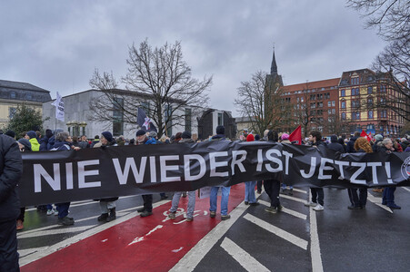 Bunt statt Braun-Demonstration in Hannover
