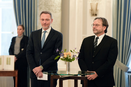 Übergabe der Wohlfahrtsbriefmarken in Berlin