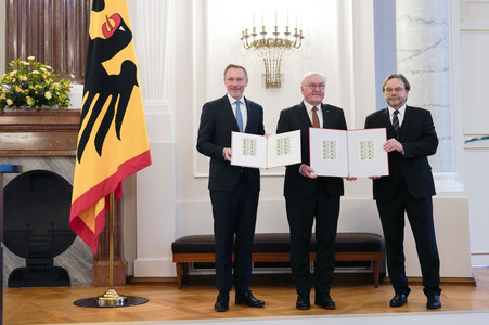 Übergabe der Wohlfahrtsbriefmarken in Berlin