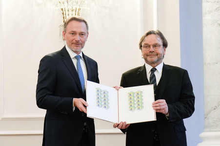 Übergabe der Wohlfahrtsbriefmarken in Berlin