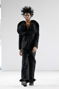 Dzhus Fashion Show auf der Berlin Fashion Week A/W 2024