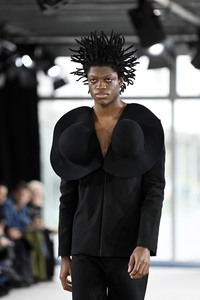 Dzhus Fashion Show auf der Berlin Fashion Week A/W 2024